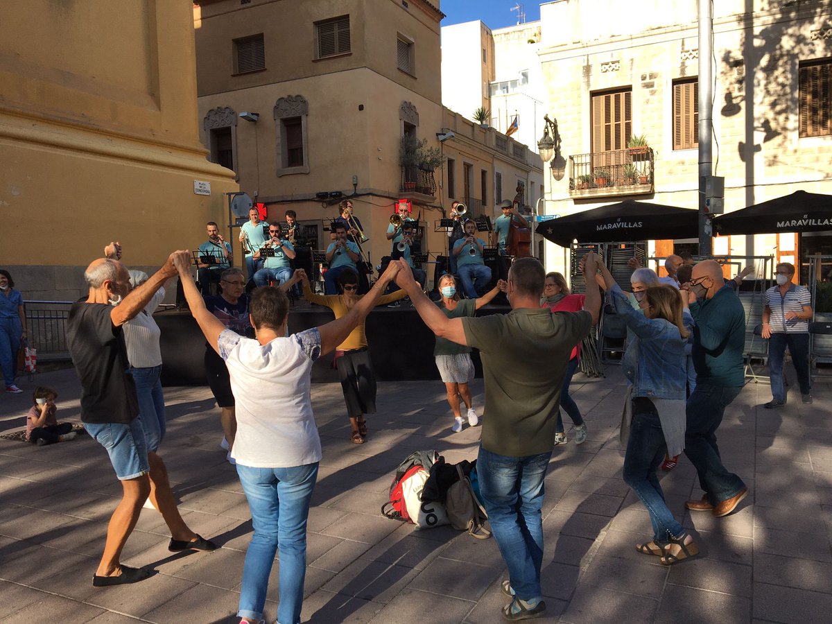 Molt contents que hagin tornat les sardanes a #LesCorts per la festa major, amb la cobla <a href="/lluisos/">Cobla Lluïsos</a>  #fmLesCorts #CulturaPopular #sardanes 
<a href="/FMLesCorts/">Festa Major de les Corts</a> <a href="/LaConcordiaLC/">CF Plaça Concòrdia</a>