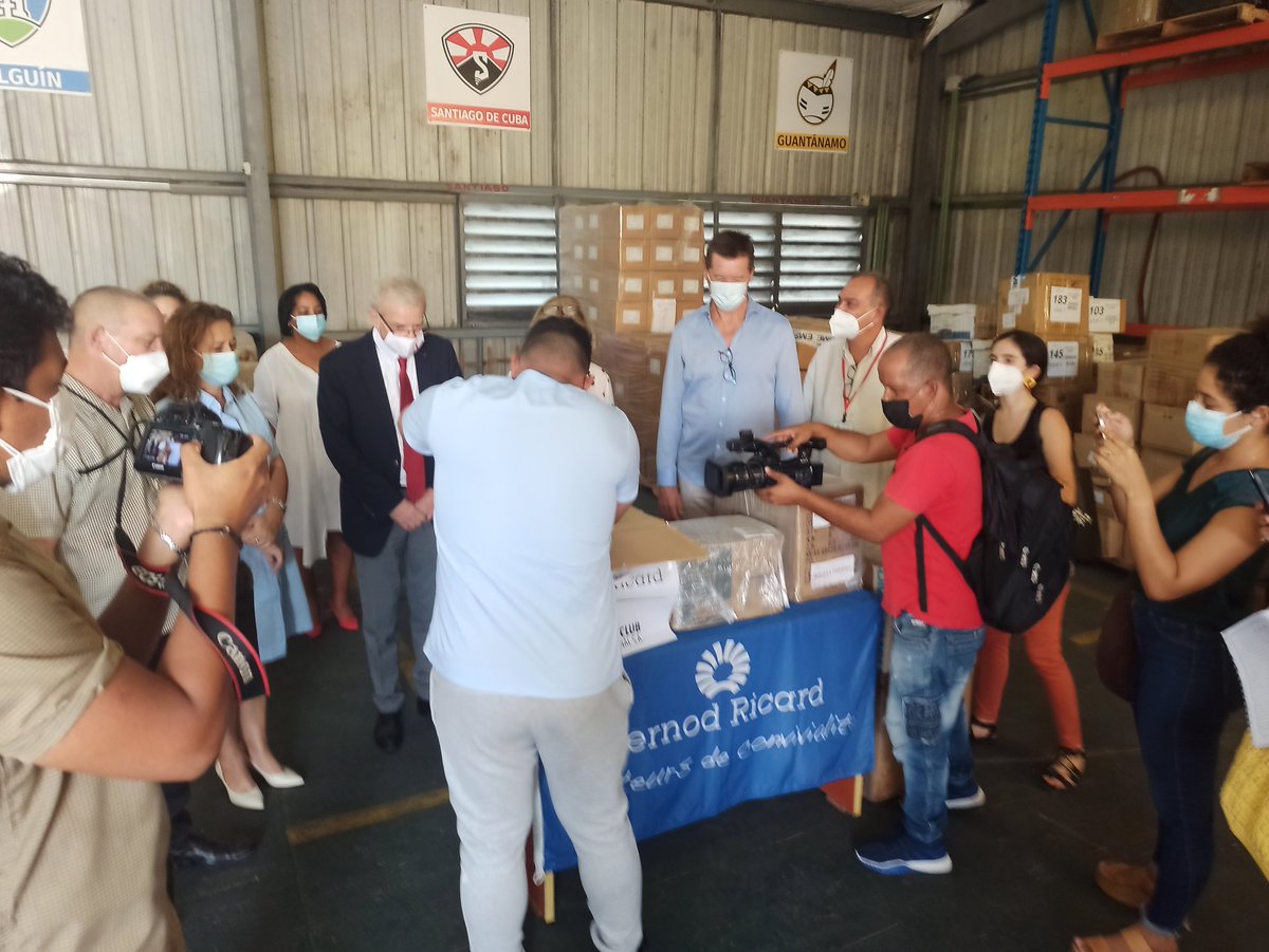 AmanteRonCubano's tweet photo. El grupo francés #PernodRicard envió a #Cuba un donativo de insumos médicos de 1ra necesidad, para apoyar al pueblo en su enfrentamiento contra la Covid-19. Según las autoridades cubanas este donativo será distribuido en los territorios que más lo necesiten. #DonarSalvaVidas https://t.co/cNyCuTV1lu