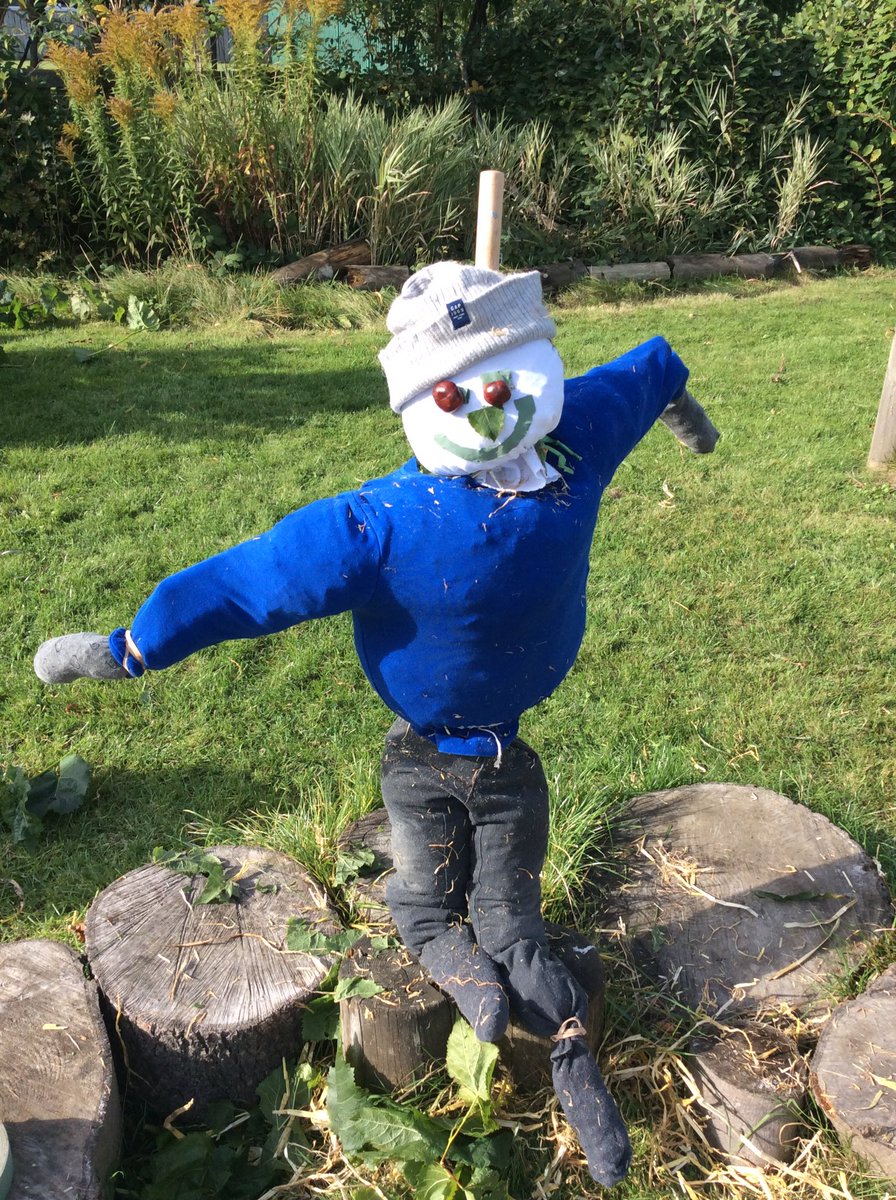 We have a new addition to Hawthorn class! Fantastic team effort building a scarecrow in forest school today. Well done 👍