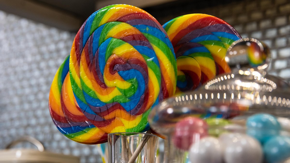 garden_slate's tweet photo. Ready for a sugar rush? @trishayearwood and @bethbernard85 are making Chocolate Candy Bar Rounds, Caramel Riblets, Honey Glazed Brussels with Ricotta Crostini, and Bling Pops. Tune in today, 10/16 @ 12p/11c on @foodnetwork. #FoodNetwork #TrishasKitchen #SweetsFactory 🍭🍬 https://t.co/kt39h4rQMb