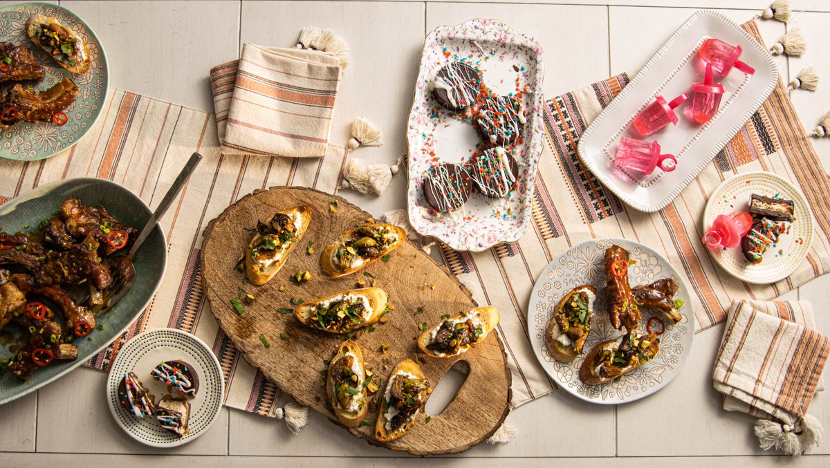 garden_slate's tweet photo. Ready for a sugar rush? @trishayearwood and @bethbernard85 are making Chocolate Candy Bar Rounds, Caramel Riblets, Honey Glazed Brussels with Ricotta Crostini, and Bling Pops. Tune in today, 10/16 @ 12p/11c on @foodnetwork. #FoodNetwork #TrishasKitchen #SweetsFactory 🍭🍬 https://t.co/kt39h4rQMb