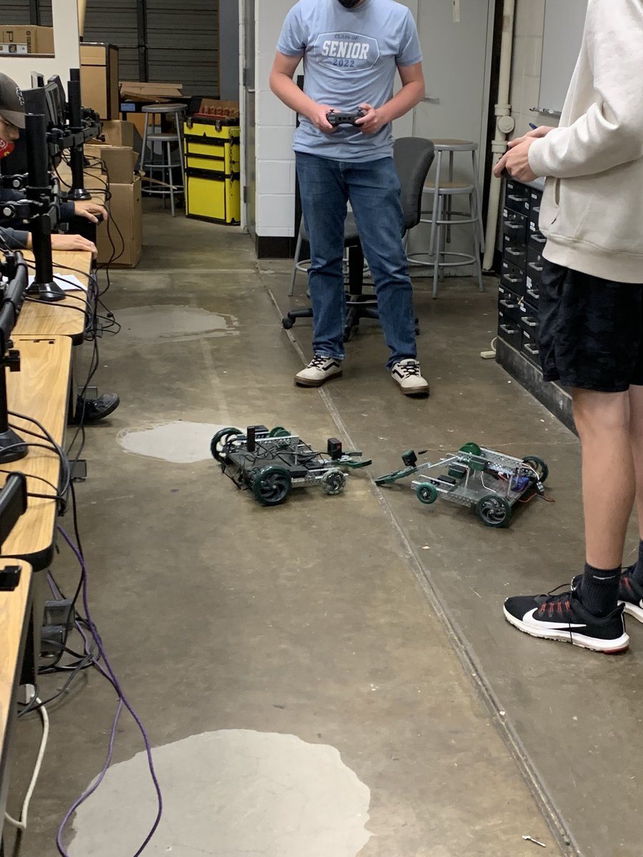 MargeMeier's tweet photo. Robotics class at MEhlville High School. Great work everyone. #msdr9#wearemehlville https://t.co/ik89Ng4EdZ