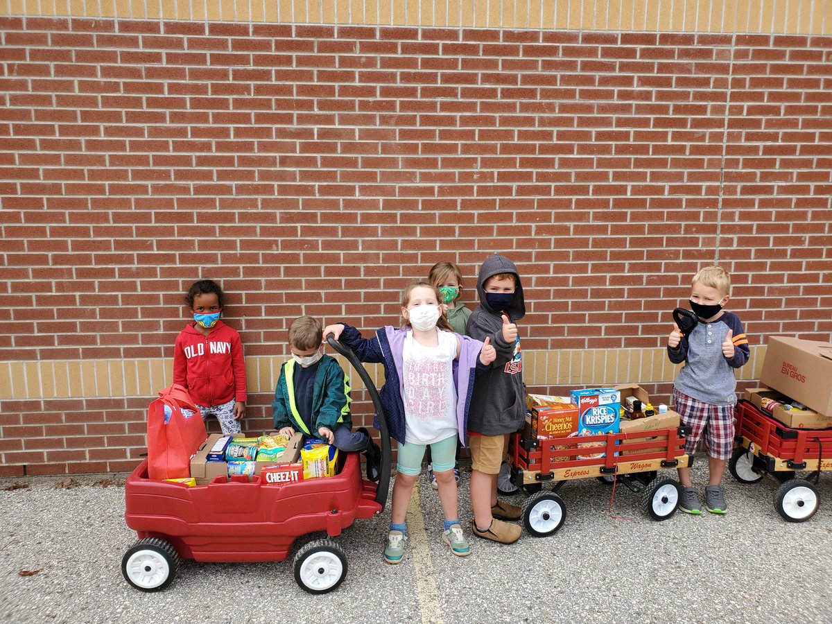 StMaryHuskies's tweet photo. Thank you to Mrs. Szczepko and Ms. Weber's kindergarten class for organizing our food drive! Our school community generously donated over 600 items to the community pantry! Our kindies even delivered some of the items! Way to go Huskies! https://t.co/MXoxbReq81