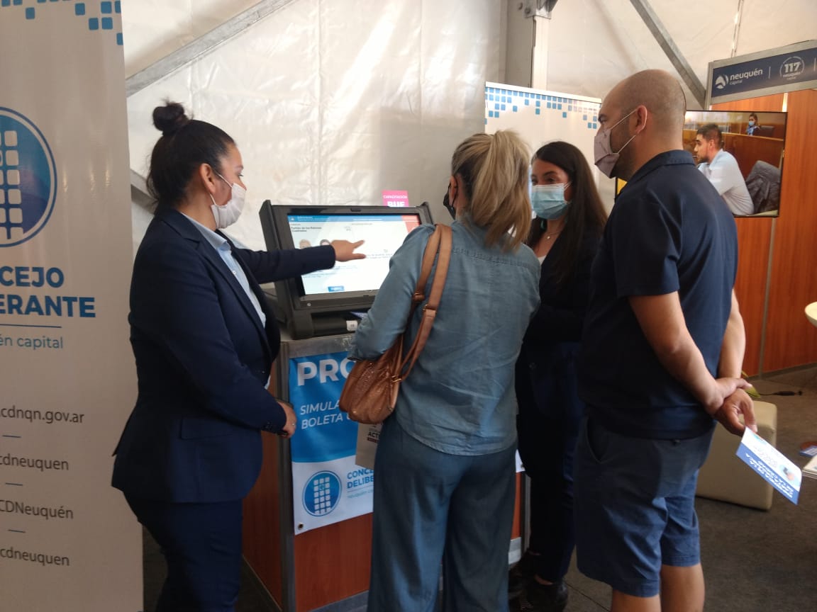 cdneuquen's tweet photo. El Intendente @MarianoGaidoOk pasó a saludar por el #StandCD
También vecinas y vecinos son asesorados sobre el sistema de votación con BUE y la Banca de la Ciudadanía. Además, les entregamos información sobre el Programa de Becas y los premios Jaime de Nevares
#FeriaDelLibroNqn https://t.co/SzWWRnLsVp
