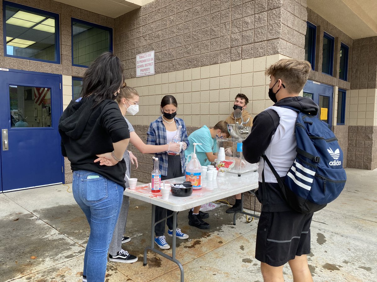 boulder_hs's tweet photo. Snow-cones at lunch! #bchs41 #nvweekofrespect https://t.co/y9nBbdch5p
