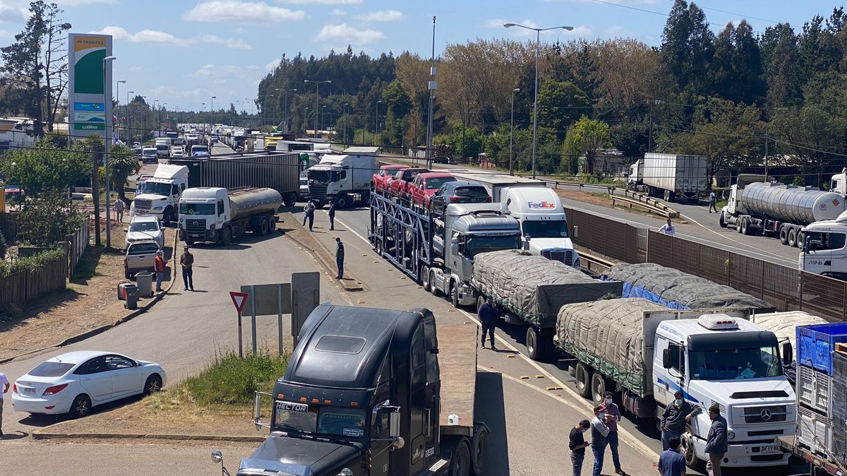 MegafonoPopular's tweet photo. 🔴🇨🇱 Camioneros bloquean Ruta 5 Sur a la altura de Collipulli en La Araucanía. ¿¿Por qué el gobierno de Piñera no les aplica la #LeyDeSeguridadDelEstado?? https://t.co/OCBykCtxCk