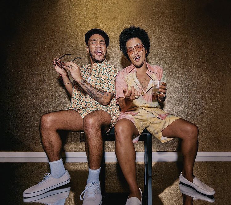 tracklist's tweet image. 🚨 A banda Silk Sonic, formada por Bruno Mars e Anderson .Paak, acaba de anunciar o seu álbum “An Evening With Silk Sonic” para o dia 12 de novembro!