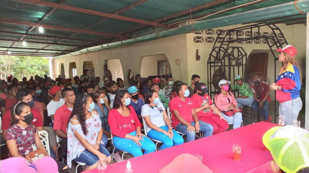 JPSUVCed's tweet image. #8Oct | En el marco del Despliegue Territorial de la JPSUV Bolívar, se llevó a cabo encuentro con estructura municipal JPSUV, la RAAS Juvenil, Movimientos Sociales, y candidatos jóvenes del Municipio Cedeño.

¡LA JUVENTUD TIENE CON QUÉ!

#MédicoComunitarioIntegral