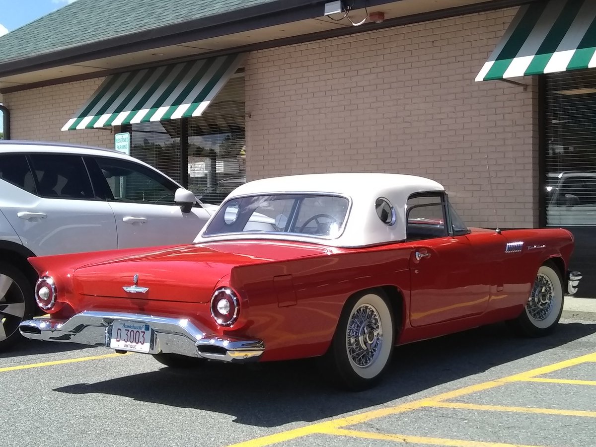 This is not a car show pic..we have a local Restaurant..Newport Creamery..went to get icecream me and my kid..this was parked outside..1957 Tbird..sitting pretty on wire wheels and white walls..it had the proper stance..looked incredible.. https://t.co/qnzDCWWhDH