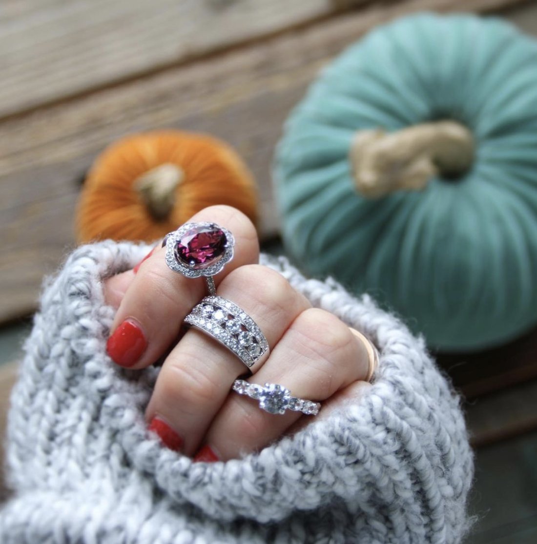 benbridgejwlr's tweet photo. Life is better in a sweater... and diamonds 🤩
#ForLifeBenBridge #BenBridge #YourPersonalJeweler💜 #BecauseLoveDoesntStop #FallSeason https://t.co/H4b4fmDzUB
