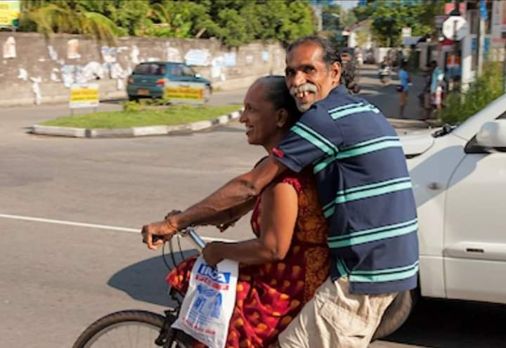 mahaneth's tweet photo. බෙන්ස් කාර් මත යන,
ඔරවාගත් කලකිරුනු මූණු අතර..
දුටුවා බයිසිකලයක් උඩ සුන්දරම සිනහවක්෴ https://t.co/37lGZI1URi