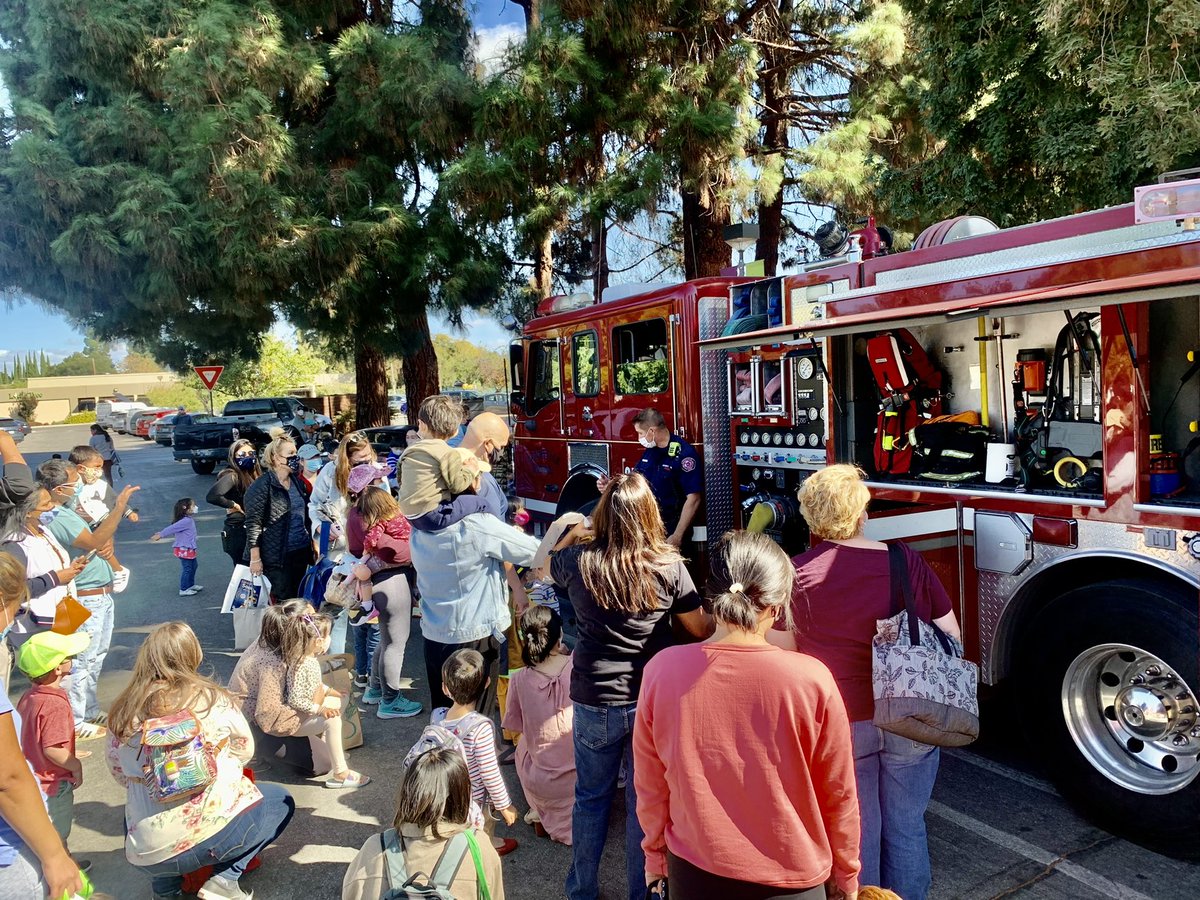 Officer Othon showed off his reading skills today and Officer Laveroni had fun showing these kiddos our 🚒. Pretty sure we had some future DPS officers in the crowd. Thanks for the #FridayFun, everyone. We’ve really missed these kinds of things. #FridayVibes #Community
