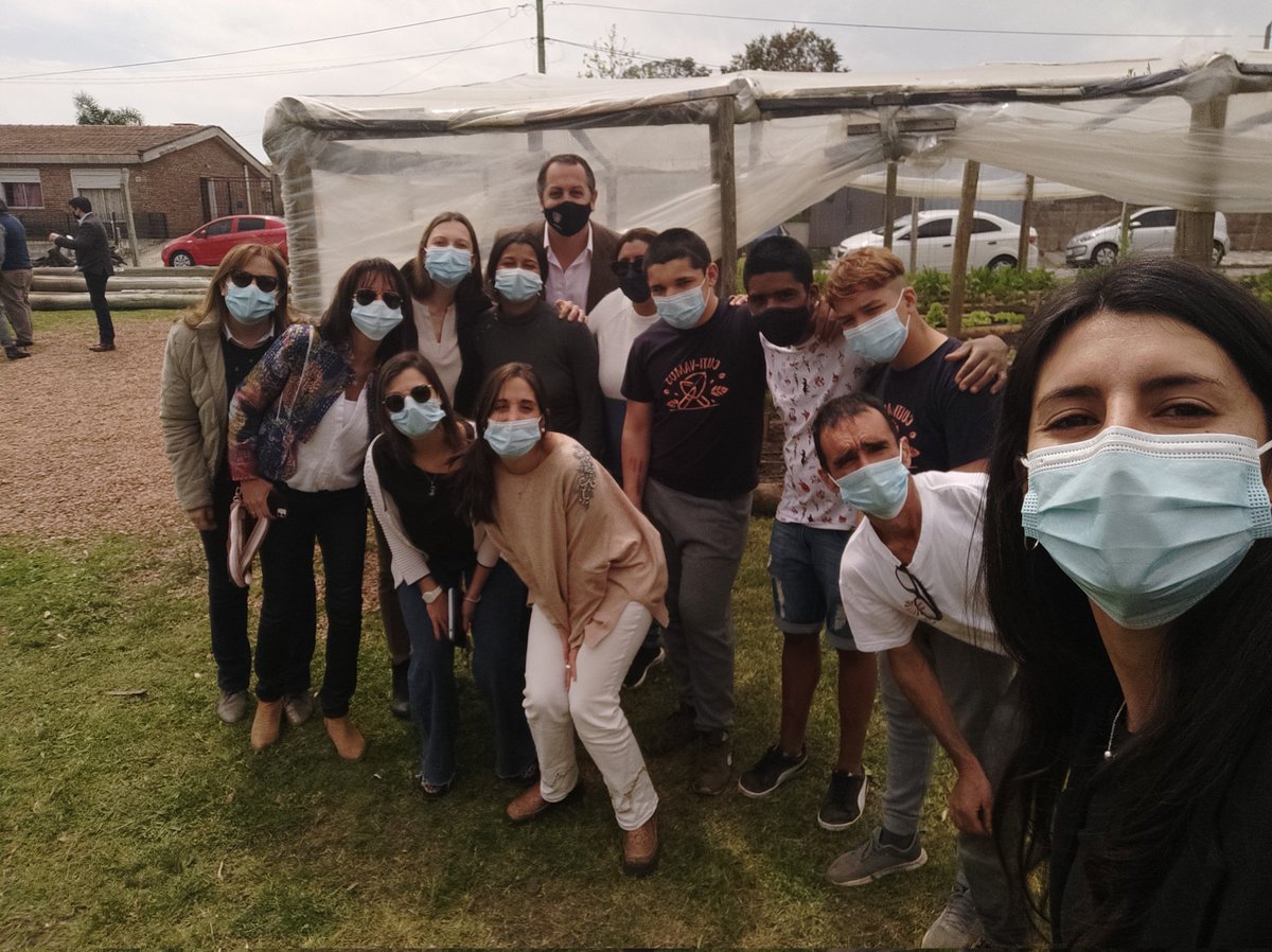 Gran día el de hoy para los y las jóvenes participantes de este proyecto:  reconocimiento para ellos que han logrado tanto, demostrando la riqueza de un trabajo interinstitucional codo a codo <a href="/Aldeas_Uruguay/">Aldeas Infantiles SOS Uruguay</a>, <a href="/CCIFda/">Centro Comercial e Industrial de Florida</a>, <a href="/inau_oficial/">INAU</a> e <a href="/FloridaIDF/">Intendencia de Florida</a>.