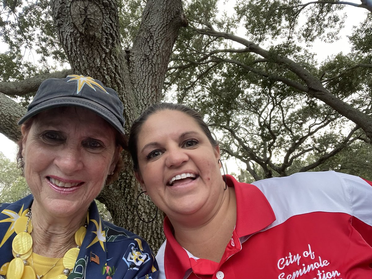 waters_leslie's tweet photo. Seminole Music in the Park, “Nearly Diamond” a Neil Diamond Tribute Band. Great music, great attendance this beautiful evening. 10-8-2021 #waterswave https://t.co/yogoWgGG02