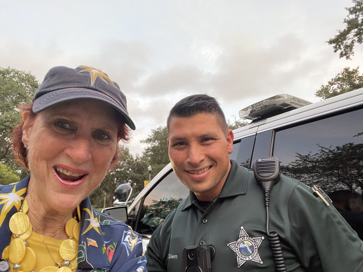 waters_leslie's tweet photo. Seminole Music in the Park, “Nearly Diamond” a Neil Diamond Tribute Band. Great music, great attendance this beautiful evening. 10-8-2021 #waterswave https://t.co/yogoWgGG02