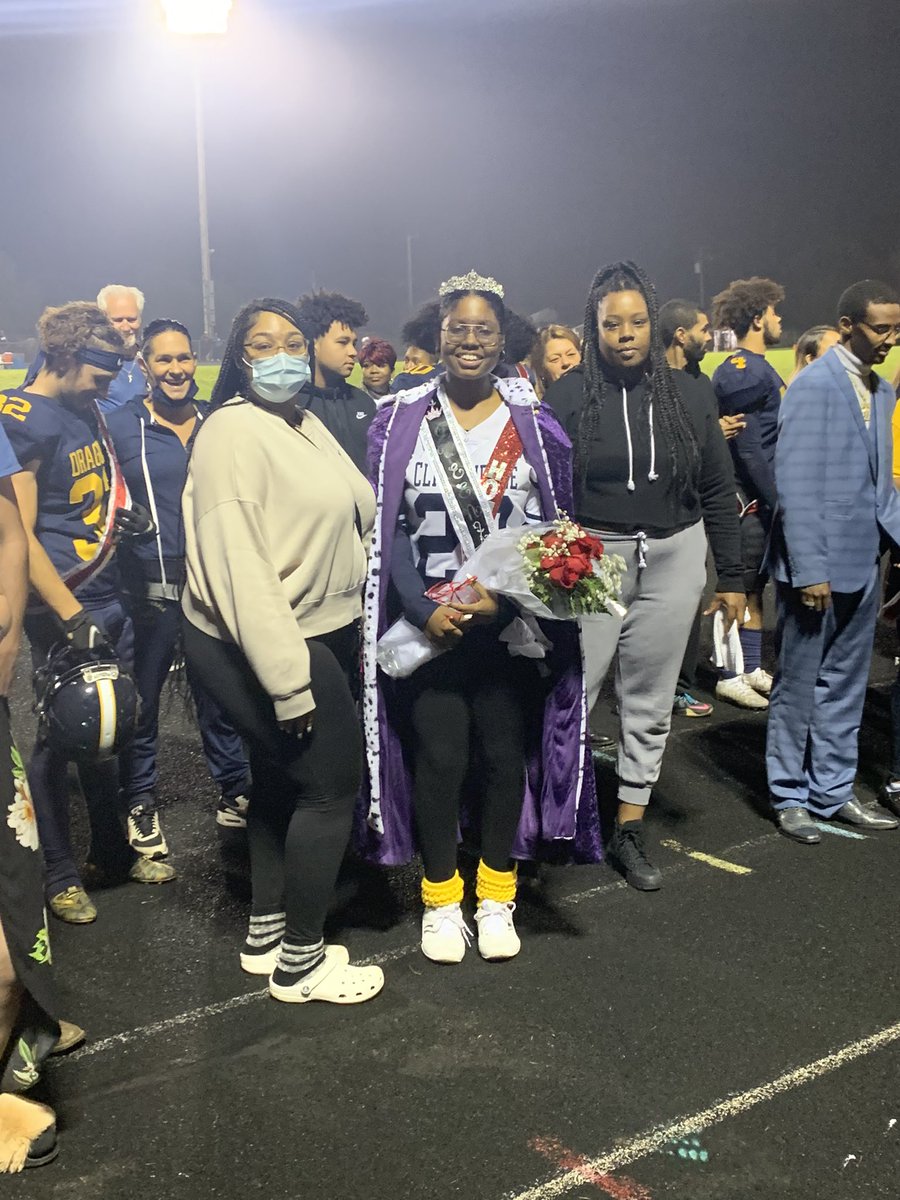 ShaunaHemler's tweet photo. #Homecoming2021 halftime and our queen is crowned! @clintondalesch @Luvmydragons #clintondalecares https://t.co/Eef0d2vgzy