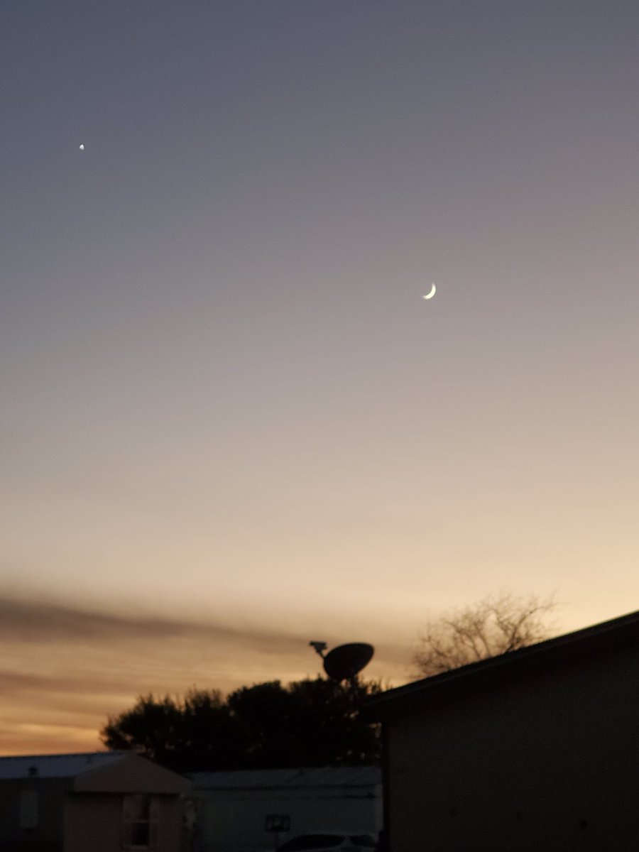 CCarranzaEDU's tweet photo. @drbecky_ Please enjoy a toenail moon and Venus from Deep South Texas USA. (I checked my Sky app by redshift to figure out what i was seeing.) #toenailmoon #venus #sunsetphotography https://t.co/UKxpNNWcIs