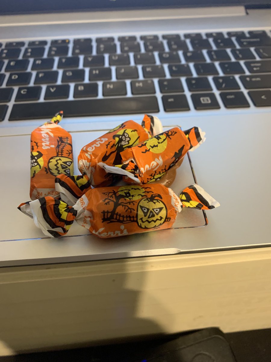 BreakenridgeYEG's tweet photo. Checking in for candy Friday. #candyfriday https://t.co/p2iDdIoijg