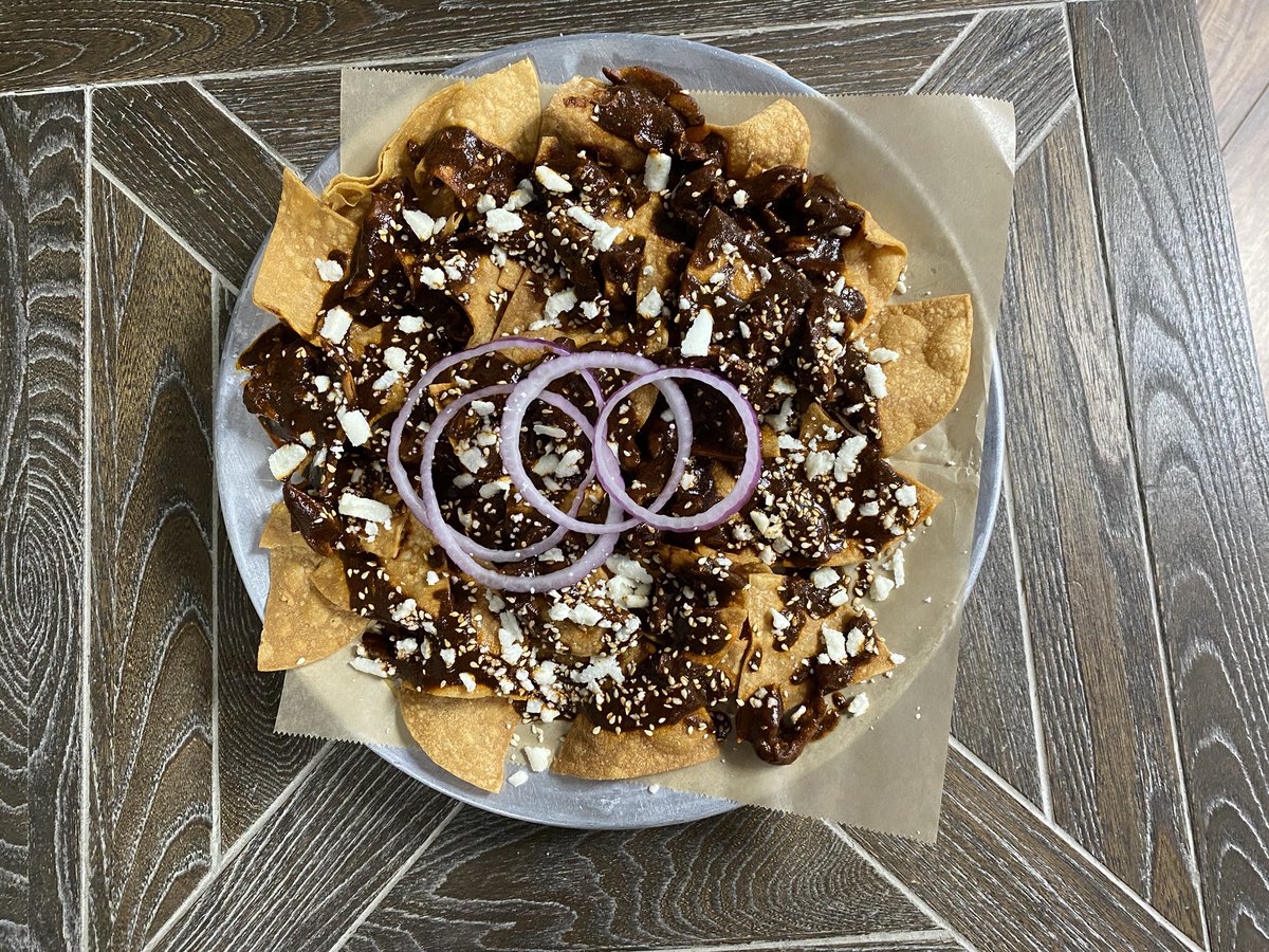 tacoshop_mex's tweet photo. Surf N Turf Nachos ? Or Mole de Pollo Nachos ? #BuyLocal #MexicanKitchen #SoOxnard https://t.co/fGv7KWTEbi