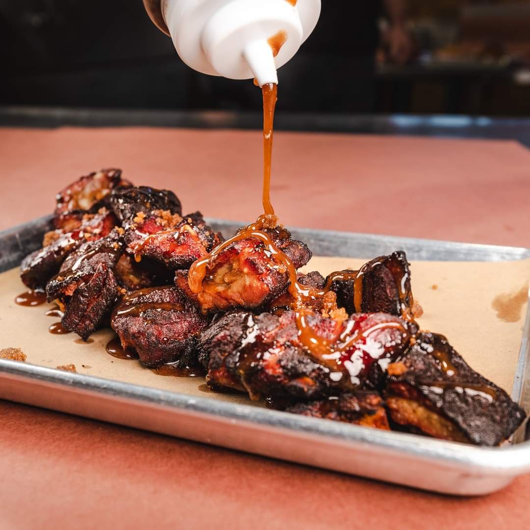 A WHOLE NEW MEANING TO CANDIED RIBS 🎃‼️

Twix flavored rib tips! Try these chocolate caramel rib tips topped with smoked caramel sauce and toffee crumble.

$6 - 1/2 Pound 
$11 - Pound

We only made a limited supply of these so get here early! We'll have these until we don't!