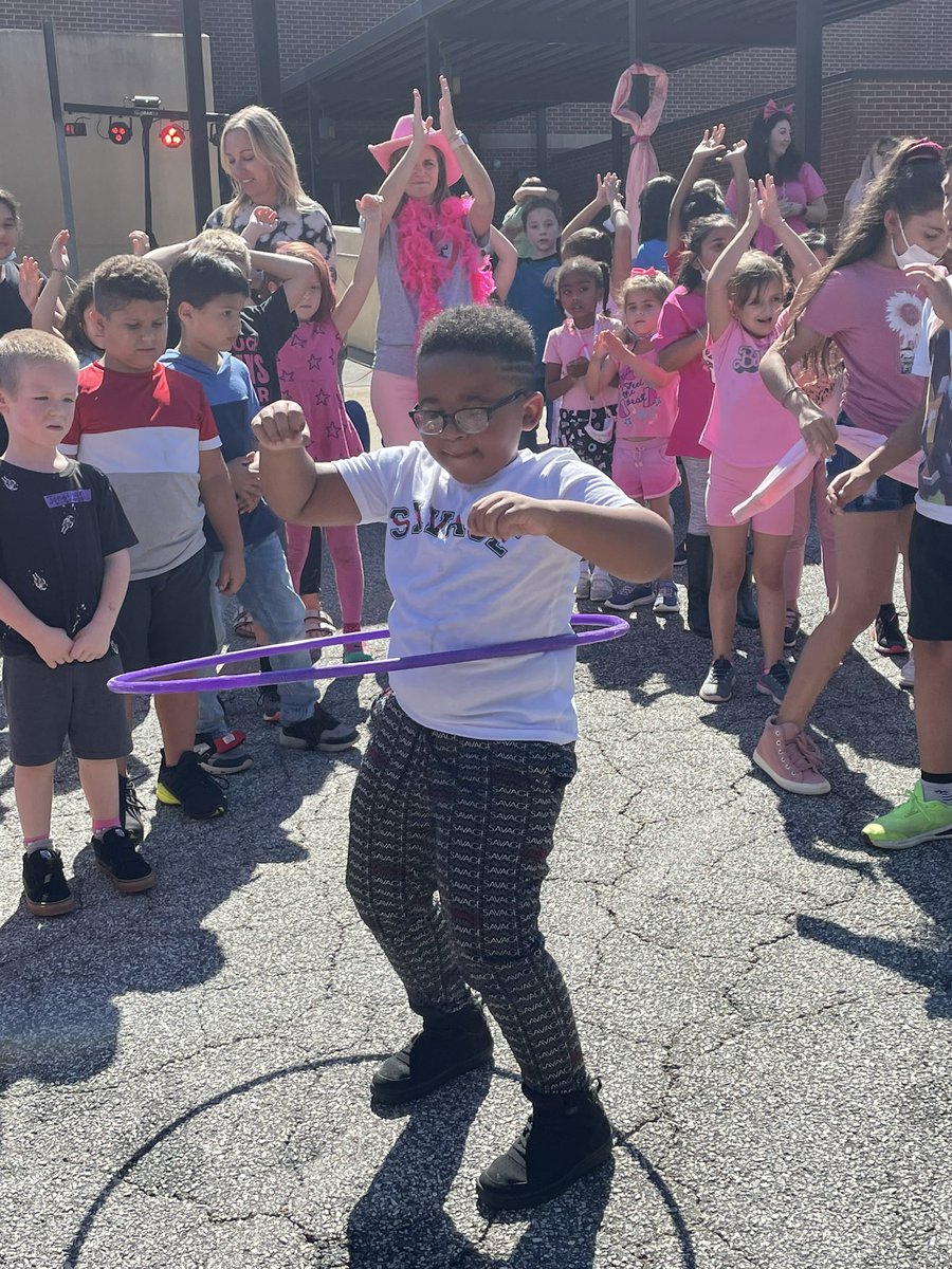 BlackwellElem's tweet photo. House of Max won the 9 week house party and we had a great time dancing, hula hooping, limboing, and eating popsicles to celebrate! Great job showing your #BlackwellBest and P.R.O.U.D. Bulldog behavior!! https://t.co/zbGPRsOpRE