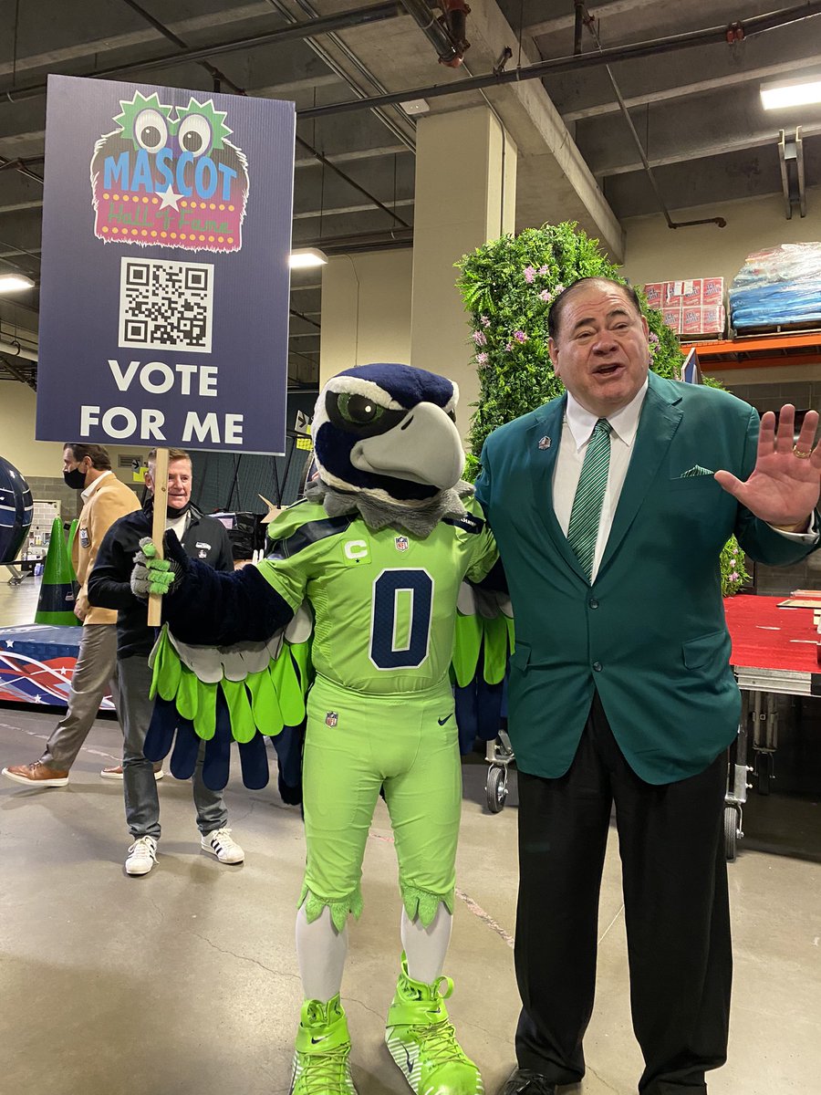 I’m no expert on the Hall Of Fame but my new friend David Baker is!  We have two days left to vote on my nomination into the MASCOT HALL OF FAME!  VOTE NOW!  Link to vote in bio! #GoHawks #MHOF #VoteBLITZ #12s #MascotHallofFame