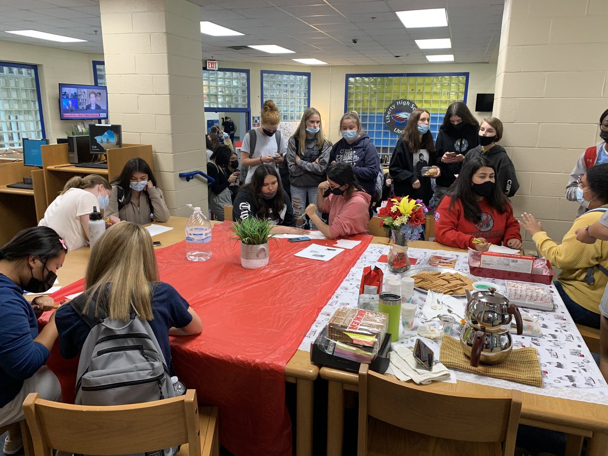 HafCorbin's tweet photo. Our โTurkish Henna and Teaโ event at lunch was a HUGE success! So many students got beautiful hand tattoos from our Turkish class, who did a great job keeping up with the demand ๐น๐ท@FCPS_STARTALK @LHSEAGLESVA #onelunch #henna https://t.co/IFU8YFIM4I
