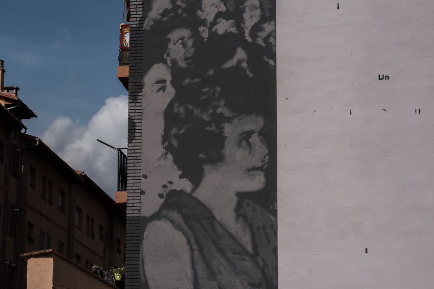 MilestoneGirona's tweet photo. L’artista @AXELVOID ens mostra els rostres de diferents persones i dues paraules “un espectáculo”. 
Ja tenim ganes de saber què ens vol explicar! 
 📸 Aina Yraola https://t.co/tWQEQCs0ox