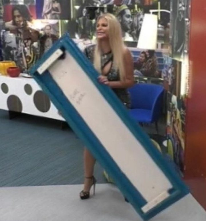 _Iami0_'s tweet photo. Beh almeno abbiamo appurato che il fidanzato della Cipry non è nascosto dentro la porta.
#gfvip #GrandeFratelloVip https://t.co/TuWkXL9vIe