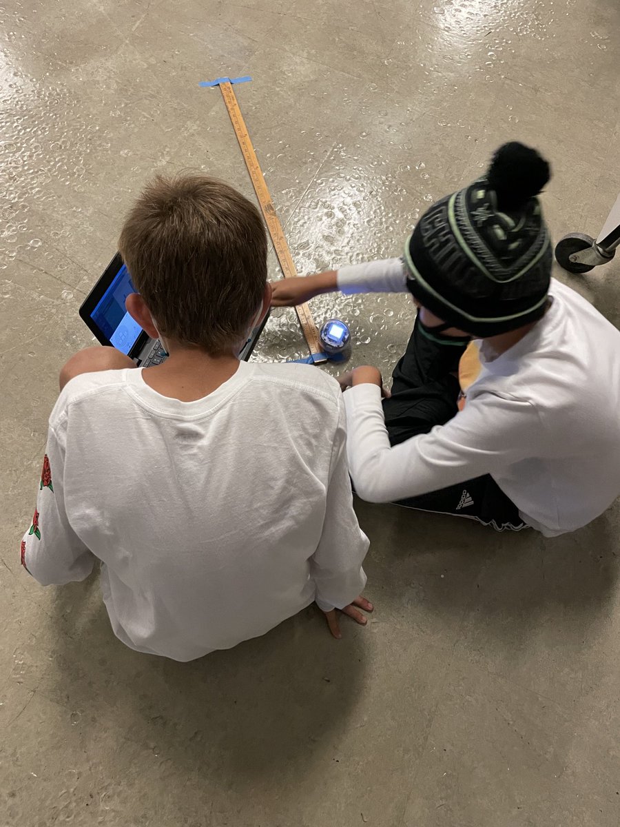 FosterWildcats's tweet photo. Robots with Mr. Woodhouse’s 5th grade class. Students collaborating and problem solving together.  ⁦@sdschools⁩ ⁦@foster_sdusd⁩ ⁦@FosterWildcats⁩ https://t.co/9QxUMNRvQ4