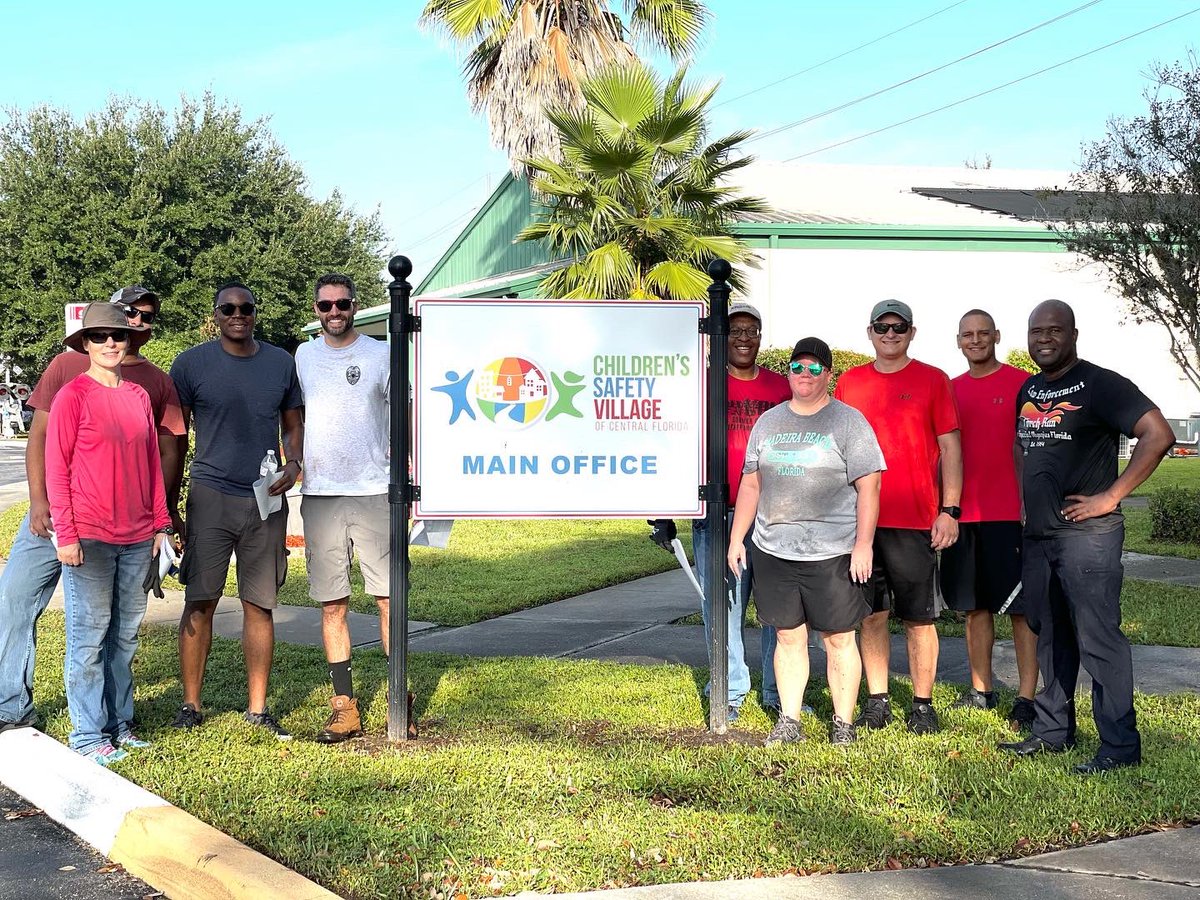 CSVcentralFL's tweet image. Thank you to the @OrlandoPolice SRO unit for volunteering their time to spruce up the Safety Village this morning! 👮‍♂️ 👮 #StaySafe