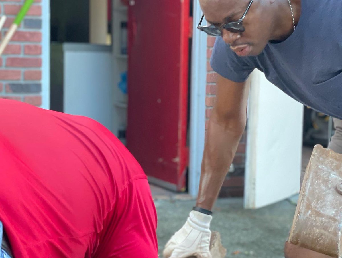 CSVcentralFL's tweet image. Thank you to the @OrlandoPolice SRO unit for volunteering their time to spruce up the Safety Village this morning! 👮‍♂️ 👮 #StaySafe