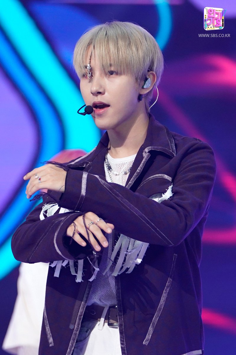 <a href="/areafiksi/">Adit</a> 

"Neoui hyeokkeut wiro ..." () Satu tangan terulur ke depan, cek. Satu lagi tangan terulur ke depan, cek. Jadilah, kedua tangan terulur ke depan sembari menembang (cont.)