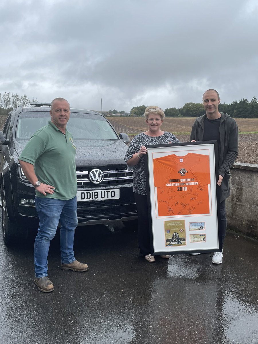 COVID delayed this <a href="/BusyDillo/">Seán Dillon</a> presentation. Thank you Lynne and <a href="/StuartJamieson7/">Stuart Jamieson</a>  for purchasing my very rare cup final T-shirt, raising £5,700 for <a href="/supportCHAS/">Children's Hospices Across Scotland</a>   Fabulous framing job <a href="/derekgdundee/">Circle Signs</a>  <a href="/dundeeunitedfc/">Dundee United FC</a> #fundraising #volunteering