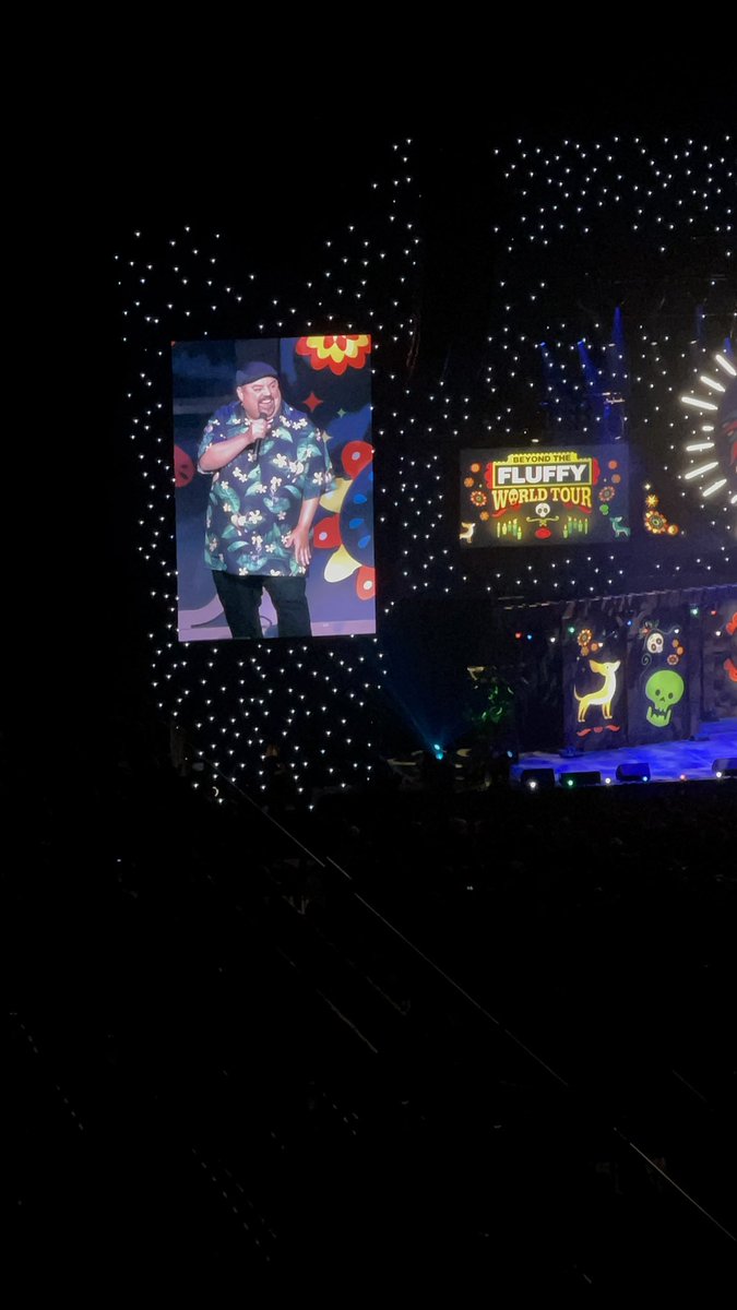 LinetteVLeal09's tweet photo. I saw Fluffy’s show last night and I’m still so happy about it 🥰 He let us record the end where he brought out his chihuahuas ❤️ #RGVmuffler https://t.co/ARRtps6AjI