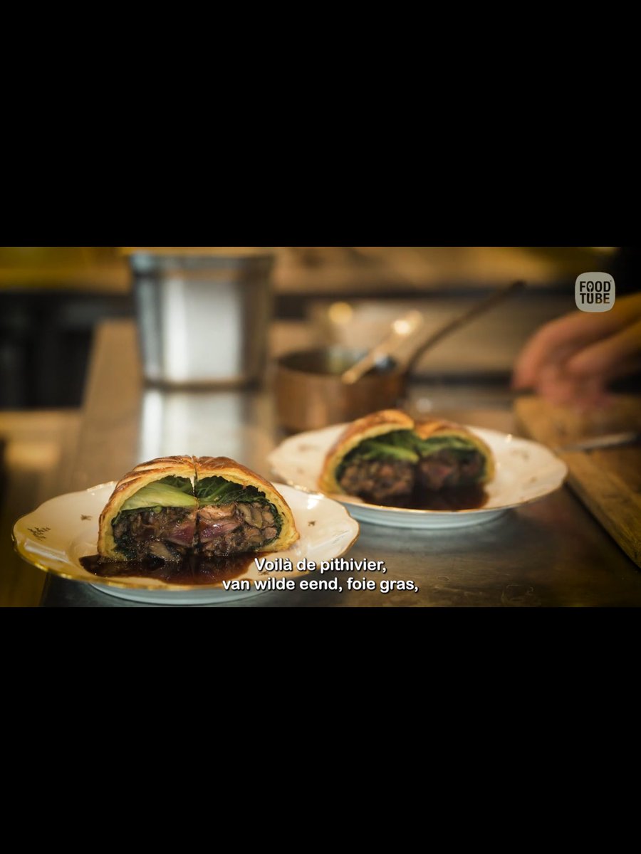 MonicaKeyzer's tweet photo. 🥧De pithivier, een tweepersoons pastei met hartige vulling, heeft De Gouden Reael zo'n beetje door de coronacrisis heen geholpen.
#pithivier #pastei #GoudenReael https://t.co/HRweQ9oQk8