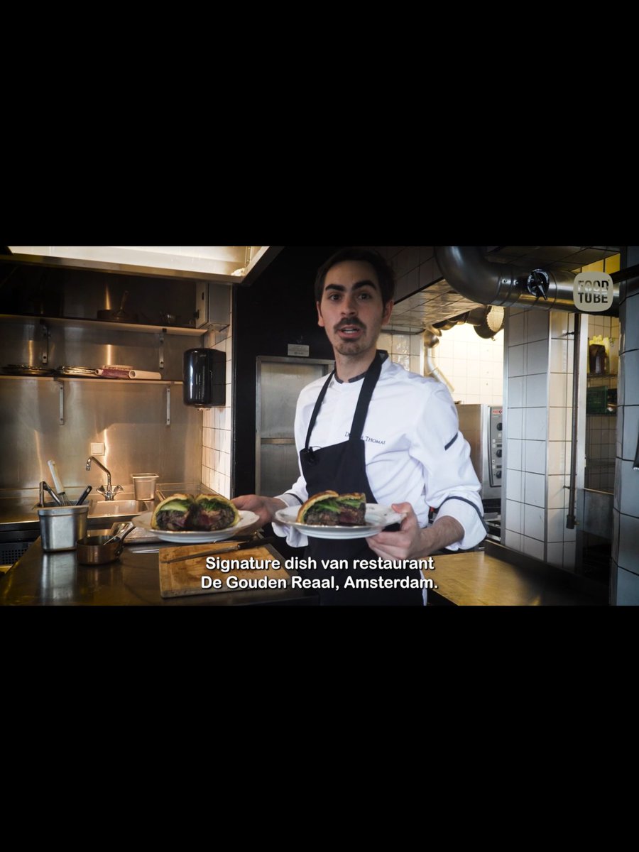 MonicaKeyzer's tweet photo. 🥧De pithivier, een tweepersoons pastei met hartige vulling, heeft De Gouden Reael zo'n beetje door de coronacrisis heen geholpen.
#pithivier #pastei #GoudenReael https://t.co/HRweQ9oQk8