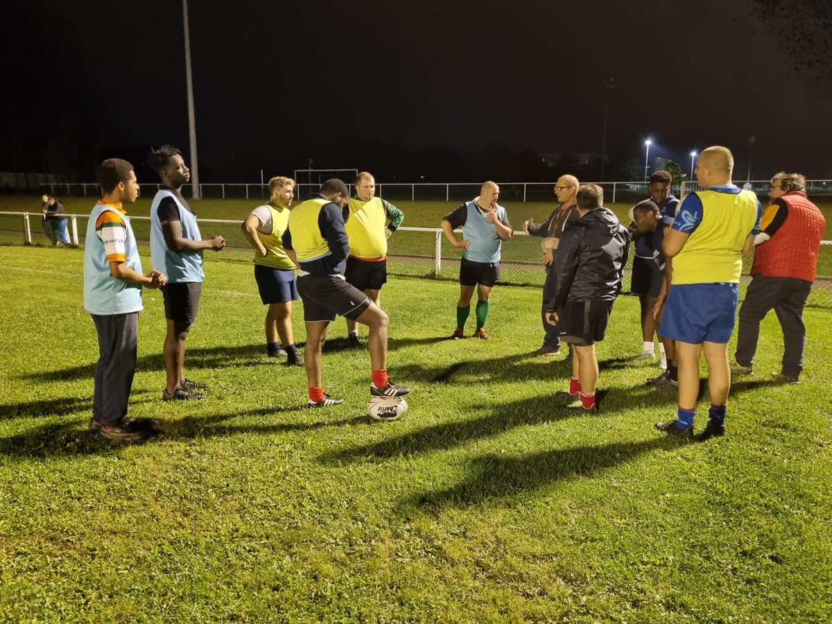 ESSRugby's tweet photo. Entraînement appliqué de nos séniors ce soir pour préparer le déplacement de dimanche à Athis-Mons. Ce sera dur chez un candidat déclaré à la montée mais on y croit ! 💪 https://t.co/gO5q6BKmMh