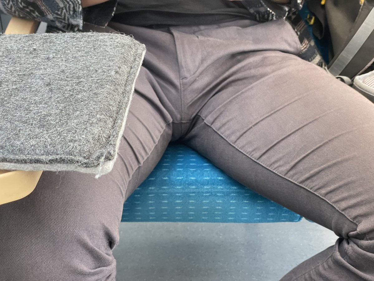 twoppics's tweet photo. 火车上偷拍bulge，想跪在他胯下给他口🤤🤤🤤👅👅👅 https://t.co/VGPdO4WQFG