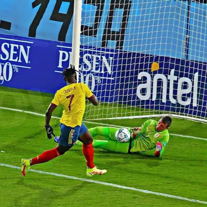 PlataBerrio's tweet photo. Día 1 y aún no supero la falla de Duvan Zapata ante Uruguay. ESTABAS SÓLO TORO, ESTABAS SÓLO CARAJO. https://t.co/GZyHULBPcg