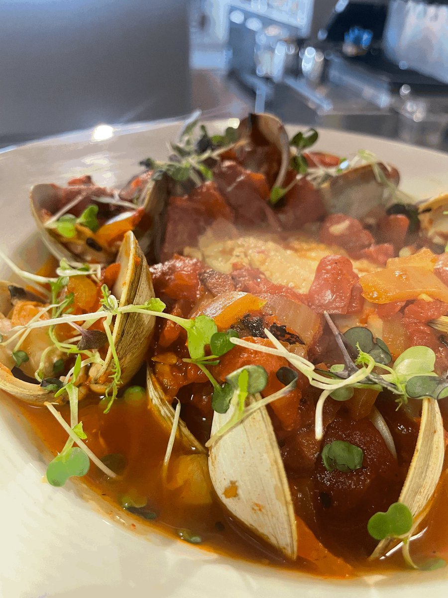 This Fresh Sheet item is going FAST, Hurry before it Sells out Tonight!...Fresh little neck clams!

Simmered in a spicy tomato, garlic white wine sauce, with braised pork belly &amp; fresh baked focaccia. fatolivesrichland.com/items/fresh-li…