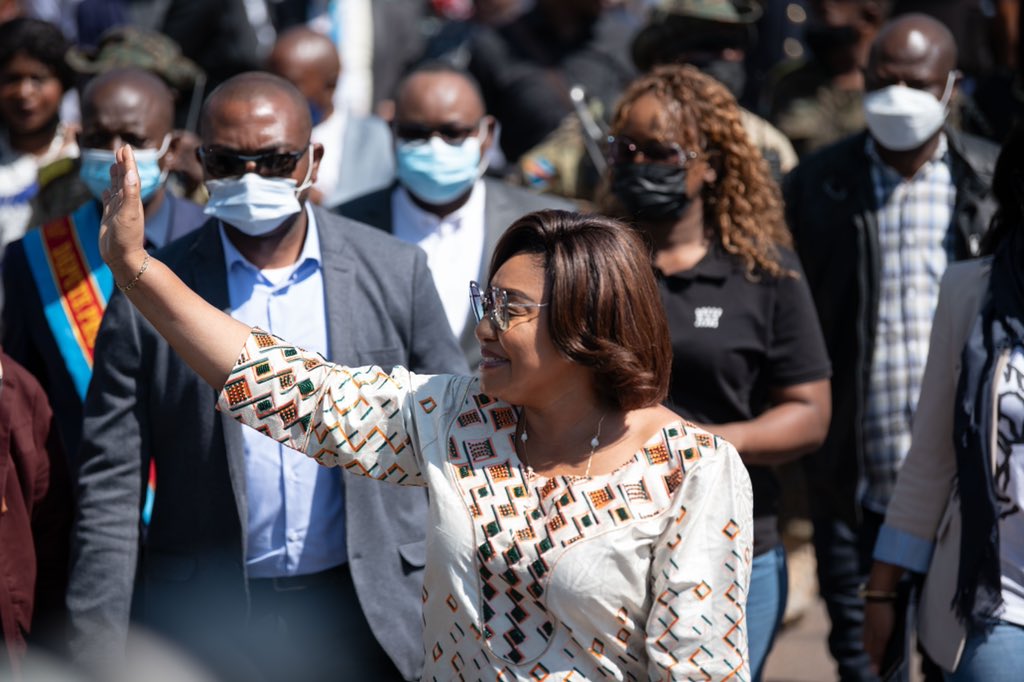 DeniseNyakeru's tweet photo. Aujourd’hui, j’ai bouclé mon séjour de 48h dans les provinces du Kwango et Kwilu : « Matondo mingi n'a beno nionso ba ngwashi na mono ya Kenge ti ya Masi-Manimba. Kiesse n'a ntima mpila beno me yamba mono n'a kiesse ti ngemba nionso »
Merci Kenge et Masimanimba pour votre accueil https://t.co/D8tNmMbvRr