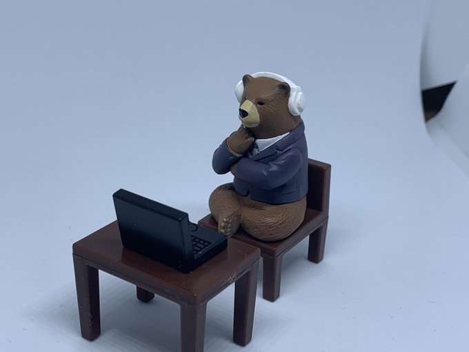 熊「買ったばかりのヘッドホン、全然聴こえない、こりゃ不良品掴まされたか…後でクレーム入れてやろう。」 