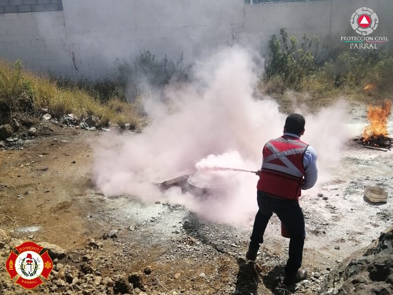 PoliciaParral's tweet photo. La Unidad de Protección Civil y Bomberos impartió un curso capacitación de primeros auxilios básicos, dónde se enseñó a personal de la empresa Hidraulix el actuar en caso de ser necesario.

Porque la prevención es nuestra mejor aliada.

#LaCapitaldeloBueno 👩🏻‍🚒🚒👩🏻‍🚒 https://t.co/RNbP2Rc1QG