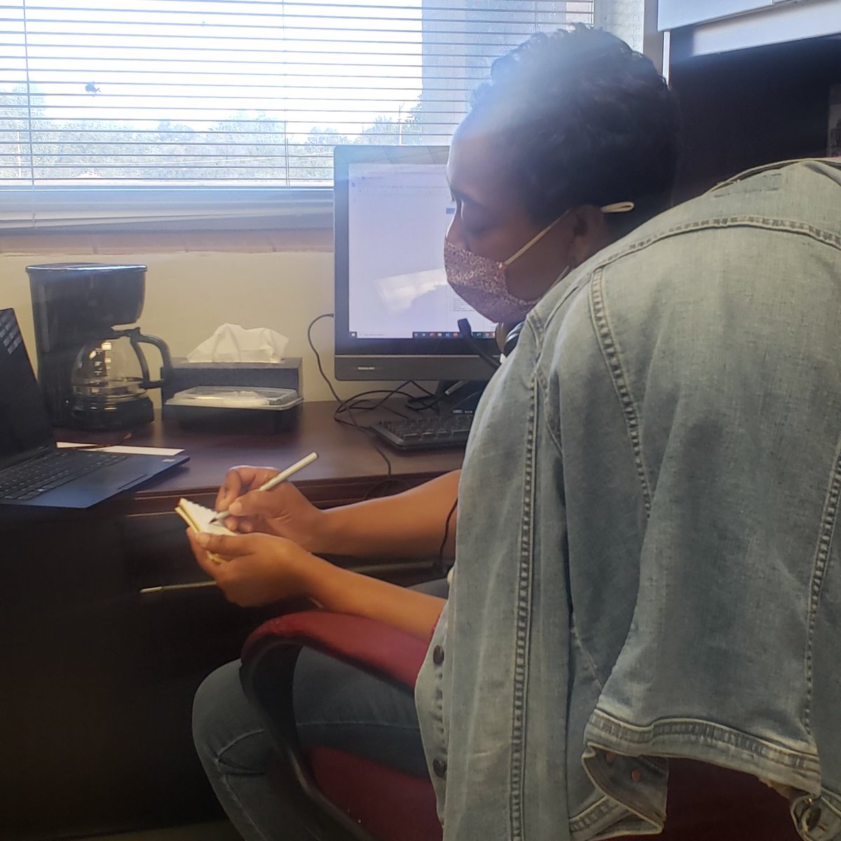 TEdMEd894's tweet photo. How do we lead in the Southest Secondary Cluster? By modeling the work of creating back pocket know/show charts with success criteria...CIC White, "I have to grow myself so that I can GROW others!" @SESN_Simmons @ILCsDallasISD @SamuellHS1 https://t.co/OWN2EttsZo