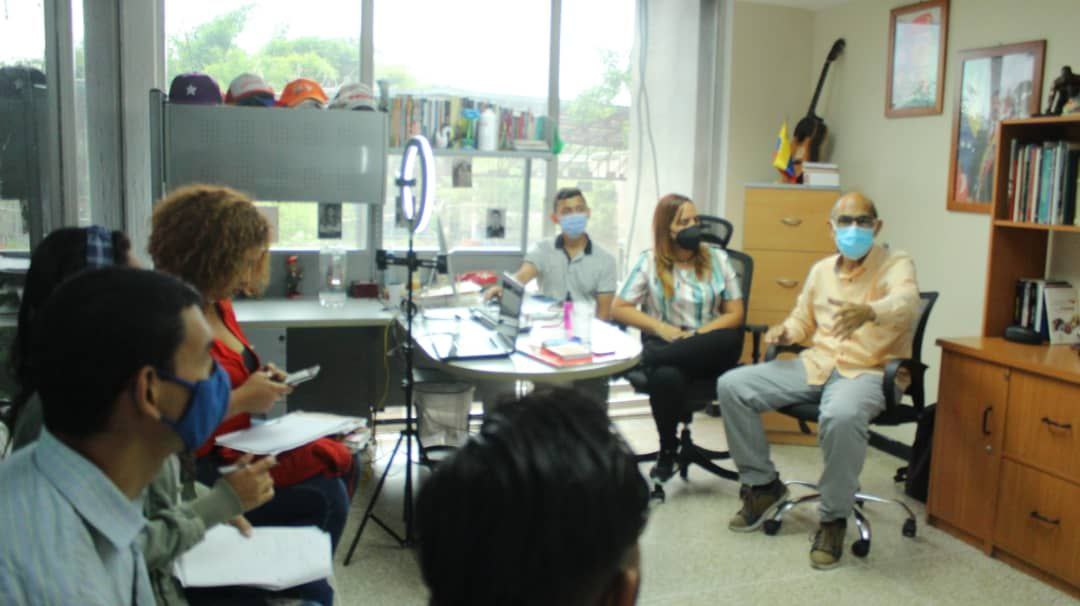 gabycomunas's tweet photo. #8Oct Con éxito se desarrolló la videoconferencia con el Prof. William Capó, donde pudimos interactuar con participantes de diferentes lugares del país. Seguimos formándonos para fortalecer la territorialización del Plan de la Patria. #ComunaONada ❤️🇻🇪 @NicolasMaduro https://t.co/2AQkCjCpWT