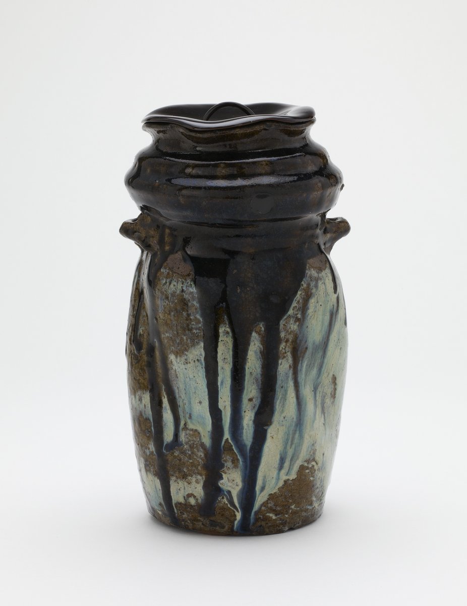 JapanTraCul's tweet photo. Vase, with lacquer lid for use as tea ceremony water jar, Karatsu ware, 1596-1615
#ceramics https://t.co/1xwH27IYde