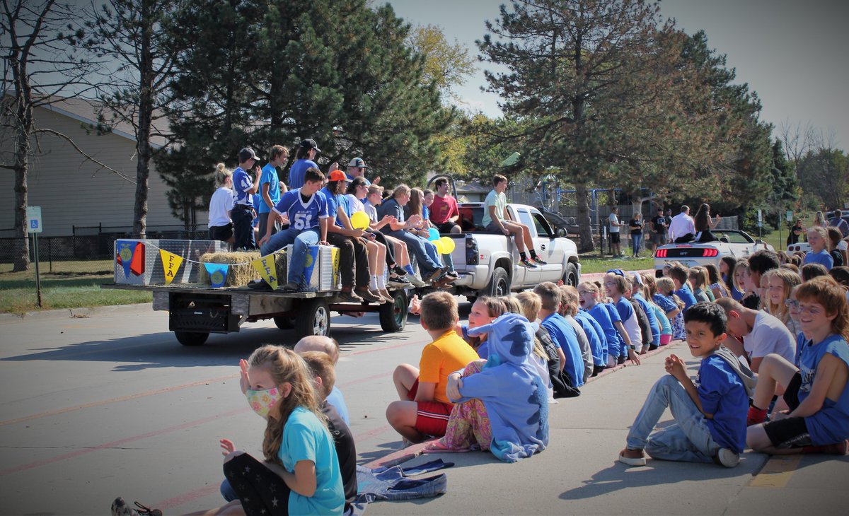 BF_District's tweet photo. All the Bluejay Pride was on display during today's homecoming parade! By hosting this event during the school day, it gave all #BFCSD students an opportunity to join in on the fun! https://t.co/bYyYIVfDX0