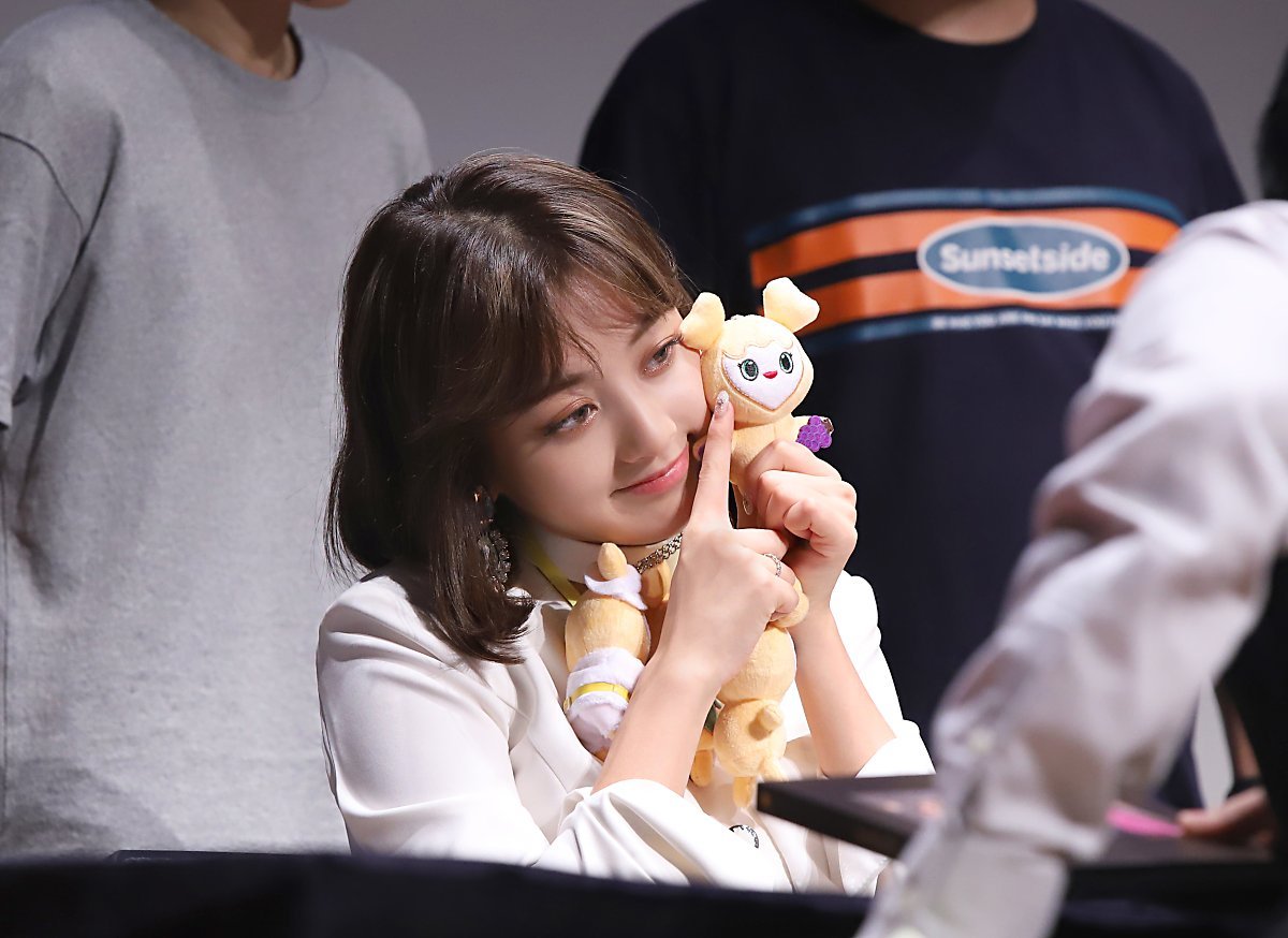 ⠀ㅤ،   ᥫ᭡  ·  twɑı ⠀の  rч's   ᦈ   O8.1O  ♡  up 𓂃 𝕕𝕒𝕥𝕖 : #PO𝕀SON𝕆US𝐃𝐁
#𝐌𝐘𝔽𝔸𝕍𝕆𝖱𝖨𝖳𝖤𝐏O𝕀SON     ›  

El día de hoy nuestra bebita salió feliz y contenta para estar presente en el comeback de estas chicas, muchas felicidades. 🥺