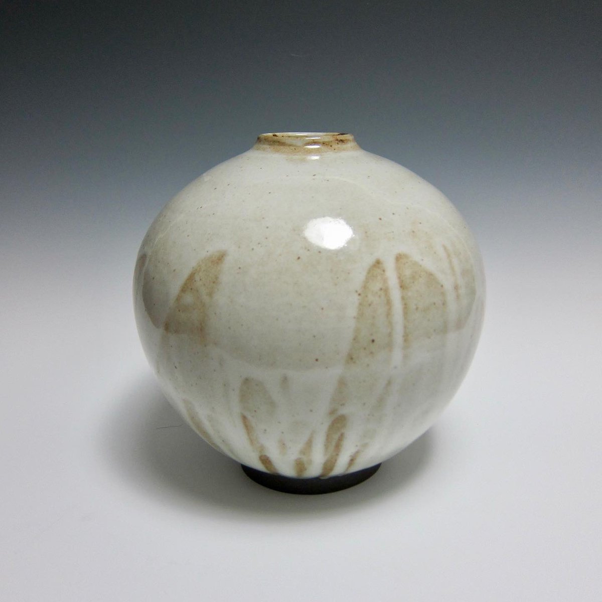jason21fox's tweet photo. Latest piece to escape the flames. Just listed in my Etsy shop. #jasonfoxceramics
.
.
.
.
#ceramics #modernceramics #pottery #wheelthrown #fineart #interiordecor #reductionfired #madeinla #wabisabi #etsy https://t.co/gSulc4lRJr